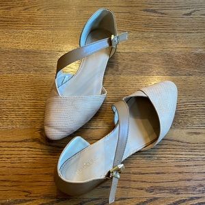 Tan pointed flats
